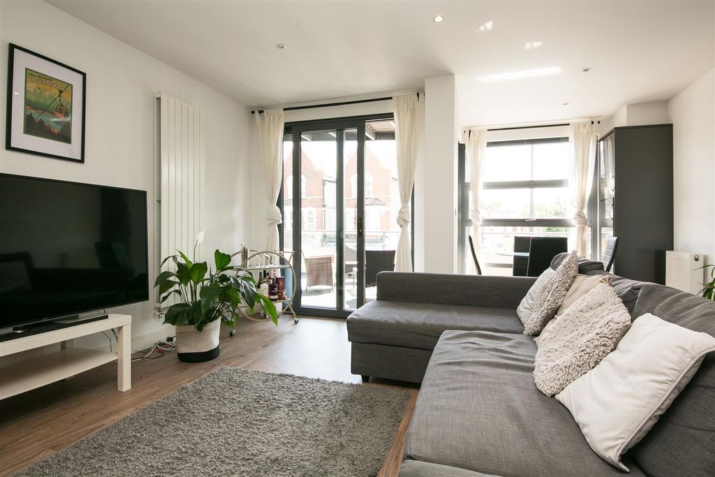 Property photo 1 of 12 4 Vulcan House Sw17 Reception 2.Jpg