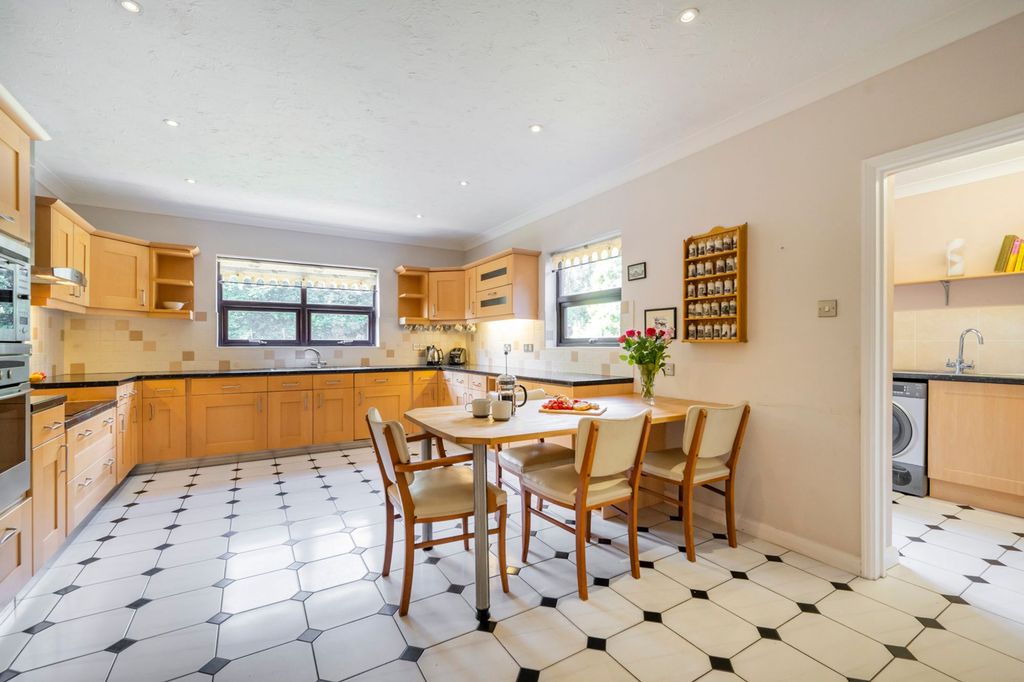 Property photo 2 of 21 Kitchen Breakfast Room
