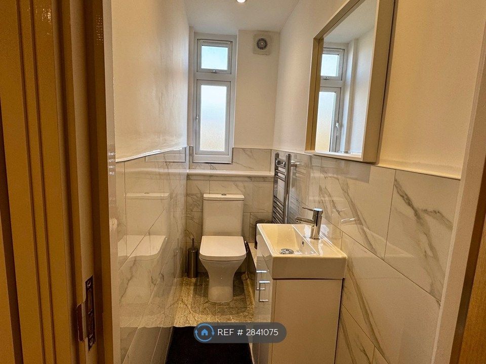 Property photo 3 of 22 Communal Bathroom
