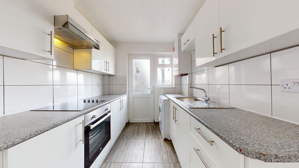 Property photo 2 of 6 Kitchen