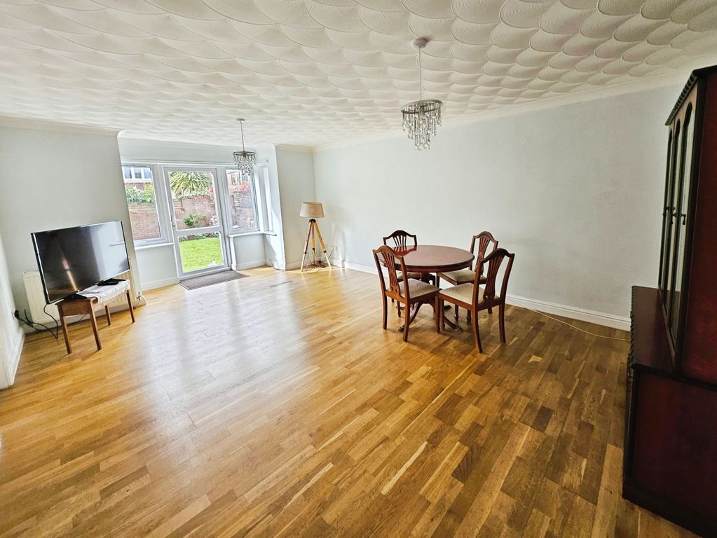 Property photo 2 of 12 Lounge