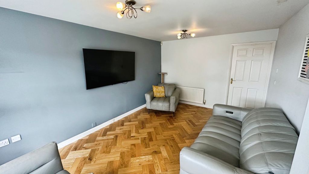 Property photo 2 of 17 Lounge