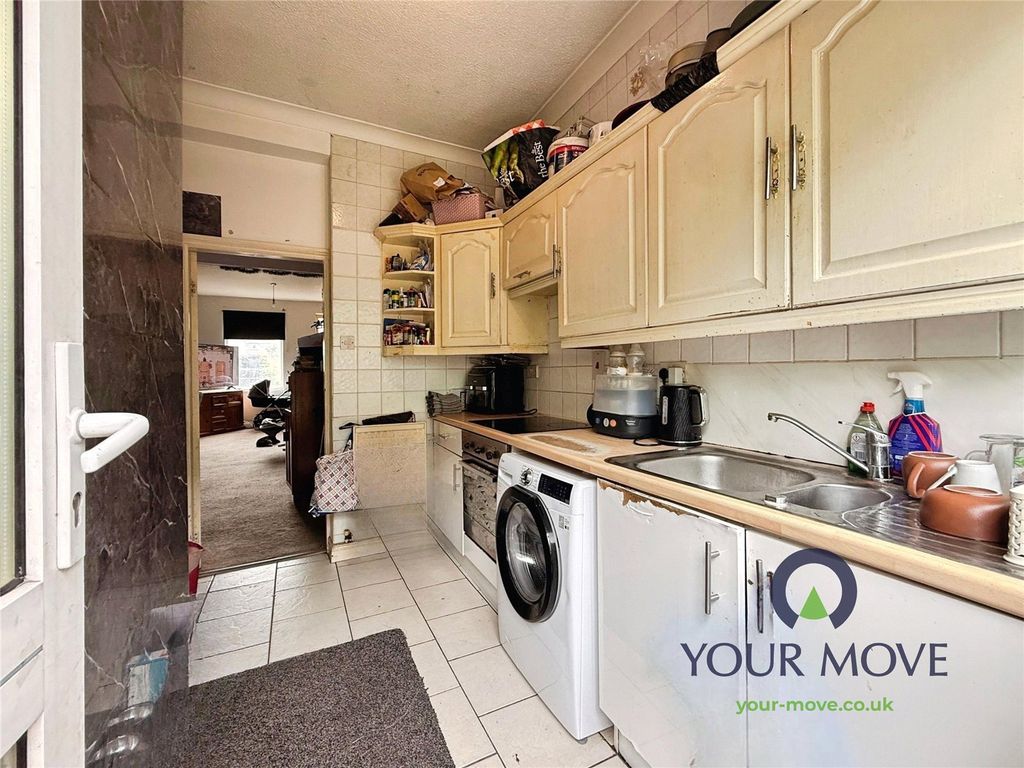 Property photo 3 of 11 Kitchen