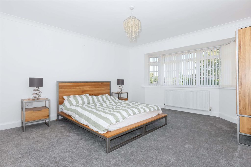 Property photo 3 of 19 Sandown Ave_9.Jpg