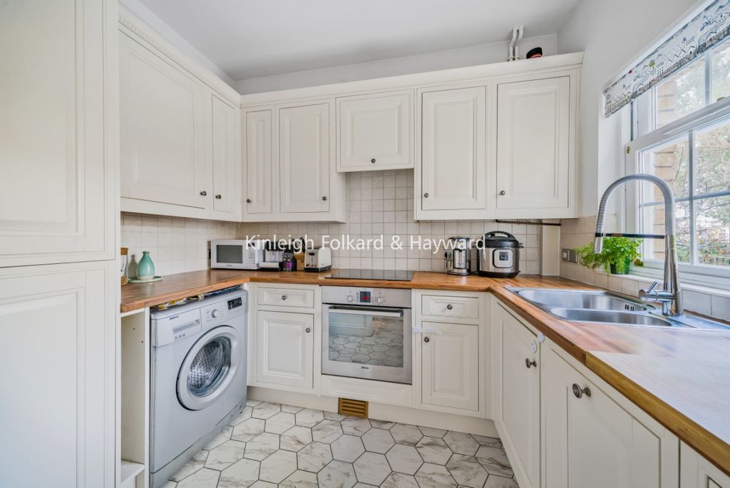 Property photo 2 of 6 Kitchen