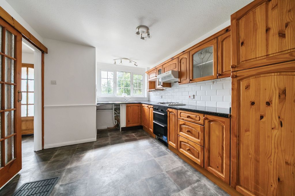 Property photo 3 of 25 Kitchen / Breakfast Room
