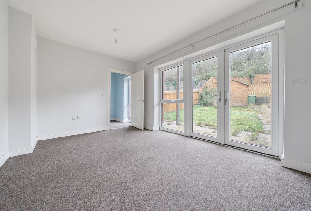 Property photo 2 of 12 1393864-15-694297...