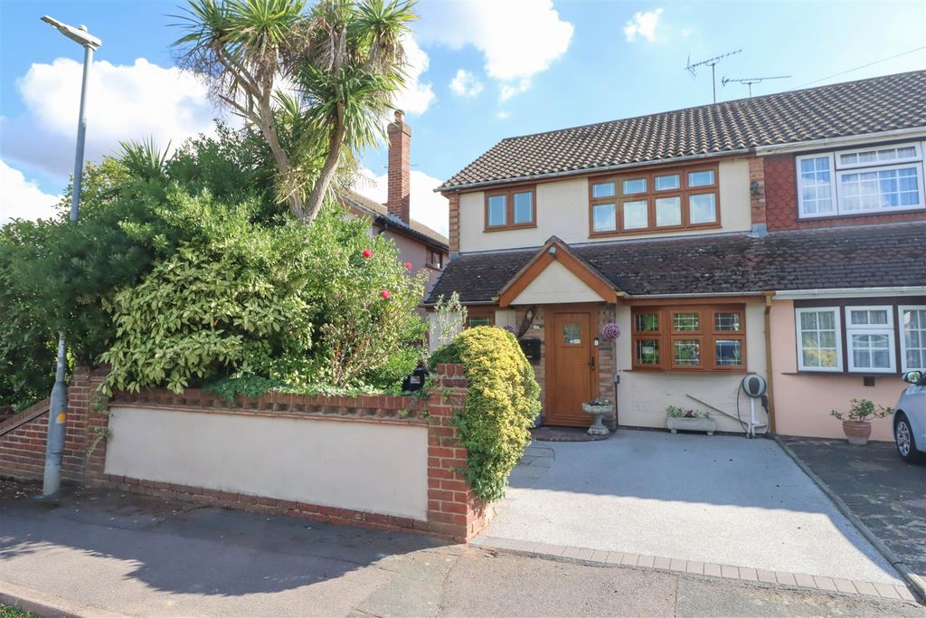 Property photo 1 of 23 7 Kingley Close Outside-2.Jpg