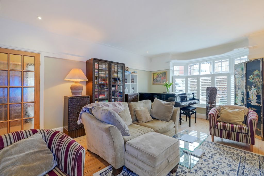 Property photo 2 of 32 Lounge