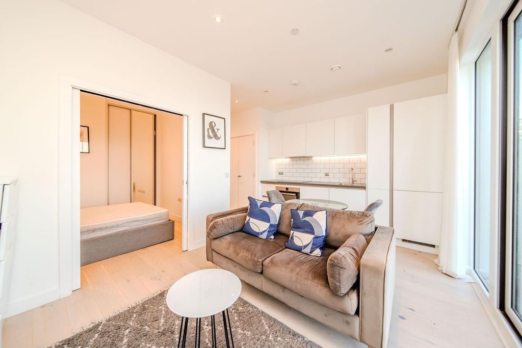 Property photo 1 of 12 1 Bed Flat To Rent Great West Road, Brentford Tw8