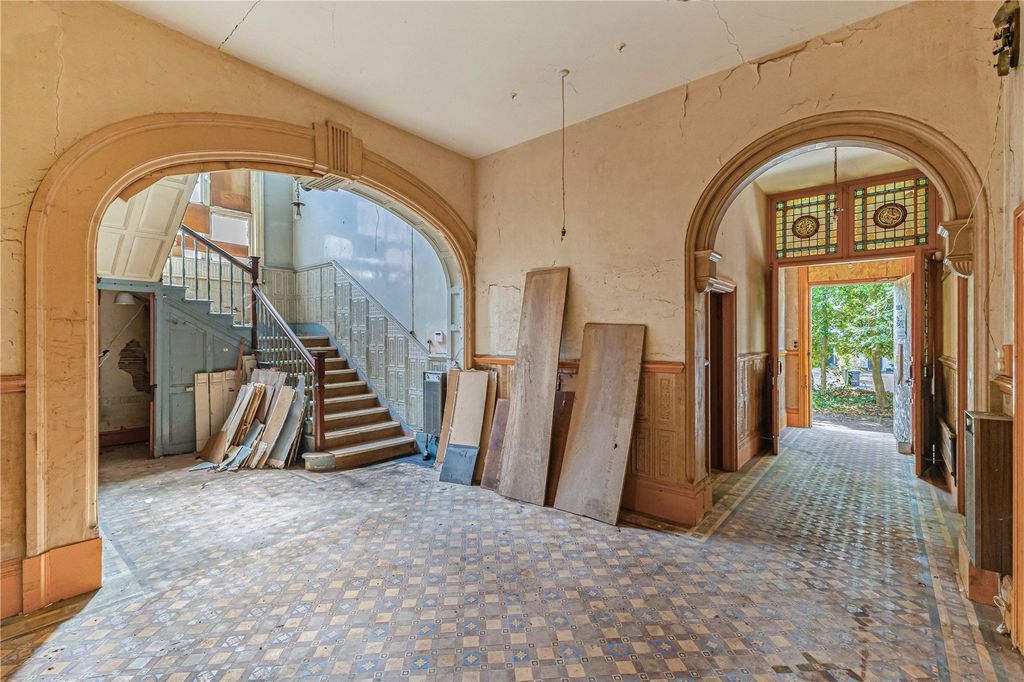 Property photo 3 of 18 Entrance Hall