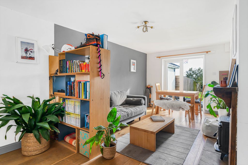 Property photo 2 of 17 Living Room (2)