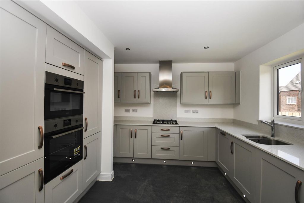 Property photo 3 of 17 Kitchen