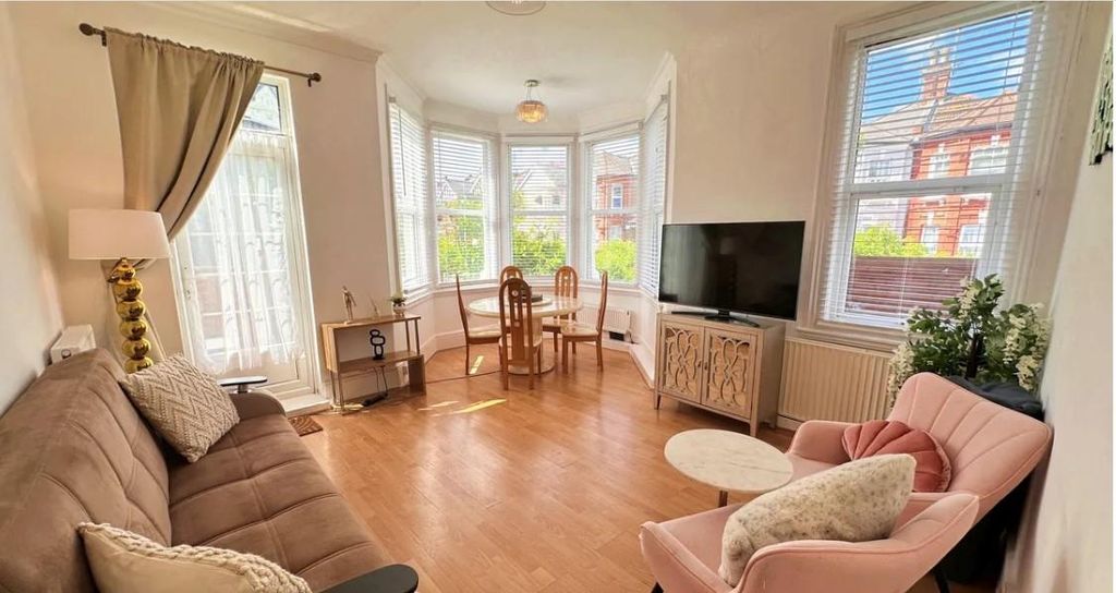 Property photo 1 of 7 High Ceilings In Reception Room