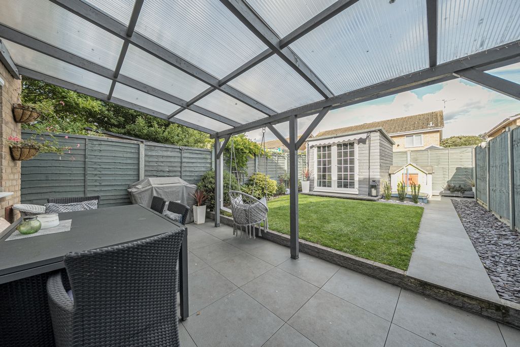 Property photo 2 of 15 Weatherthorn Garden 2