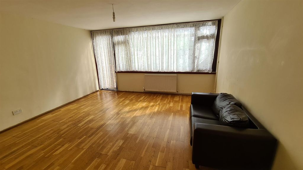 Property photo 2 of 28 Lounge