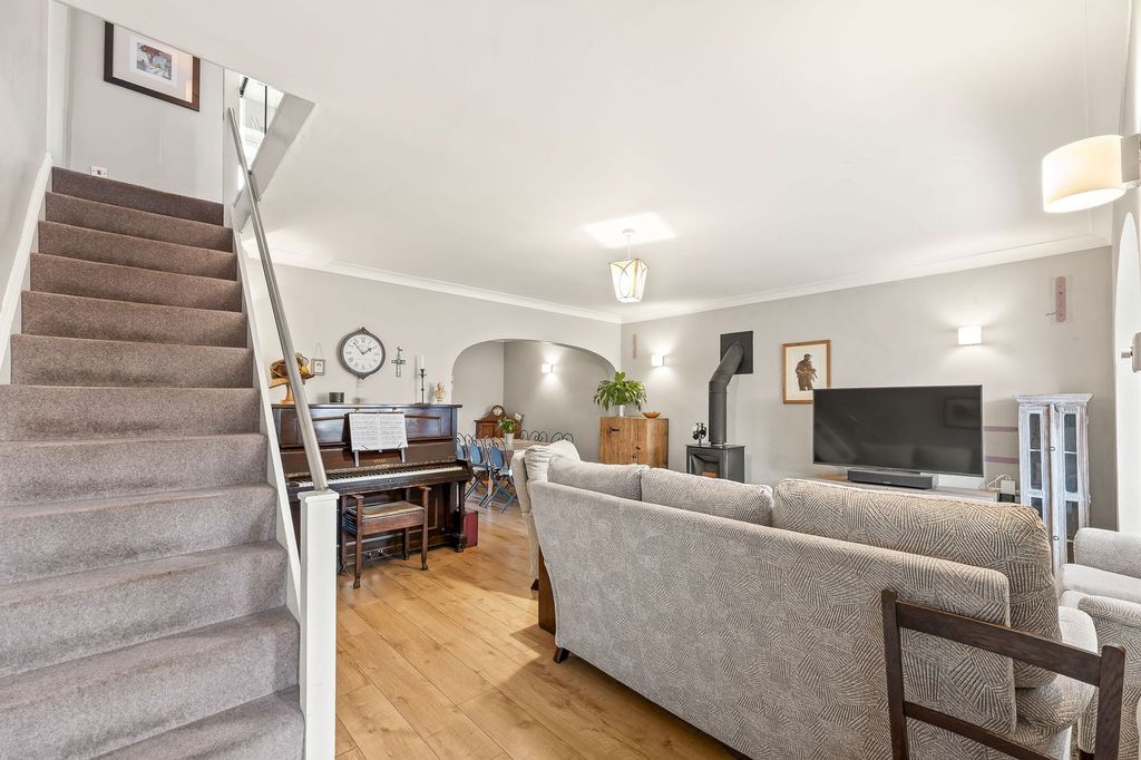 Property photo 2 of 33