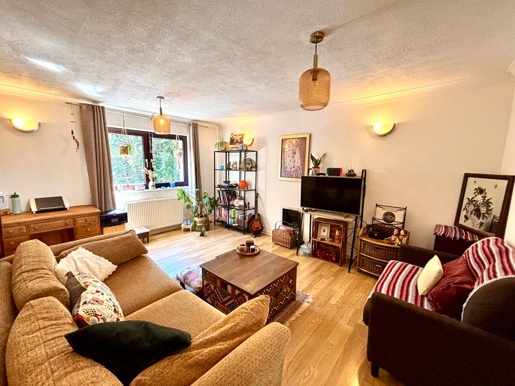Property photo 1 of 14 Lounge