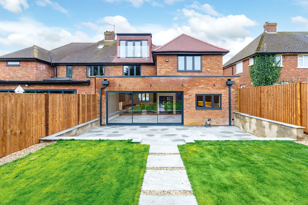 Property photo 2 of 19 28 Oddesey Road, Borehamwood, Hertfordshire, Wd6 5Jp