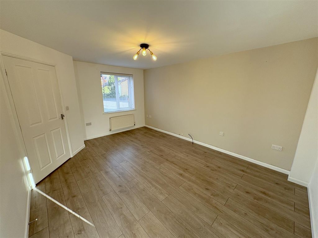 Property photo 3 of 20 Lounge