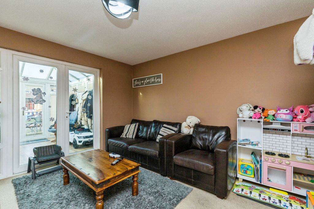 Property photo 3 of 18 Living Room