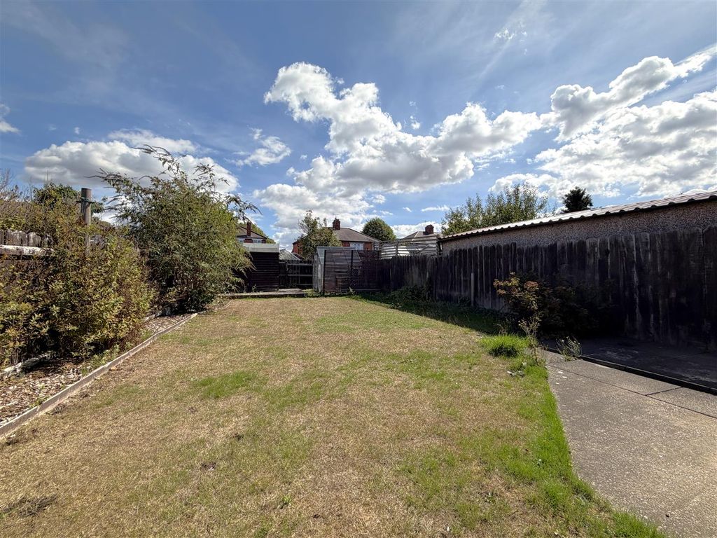 Property photo 3 of 20 Well-Appointed Rear Garden 712