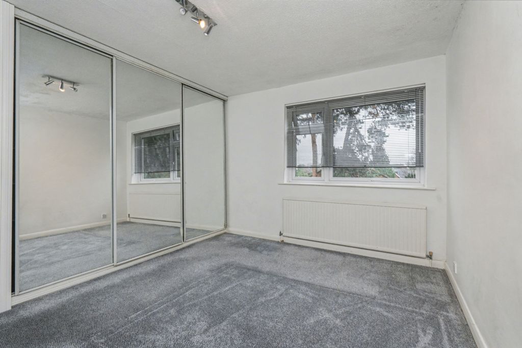 Property photo 3 of 12 9 Coniston Court, Hanger Hill, Weybridge, Kt13 9Yr