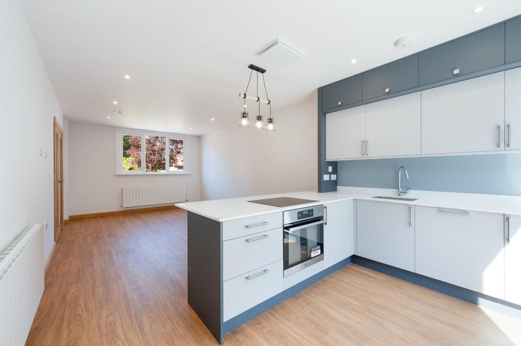 Property photo 2 of 16 Ewell Park Way (4).Jpg