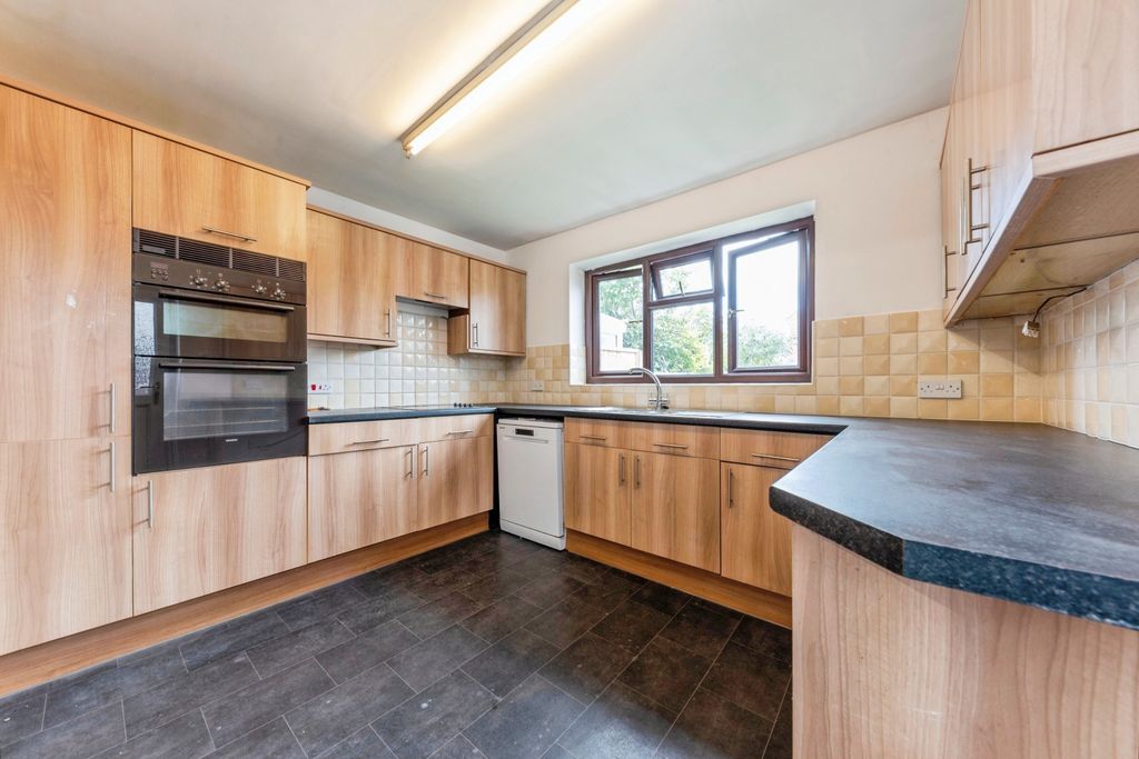 Property photo 3 of 14 44_Newark_Road-21