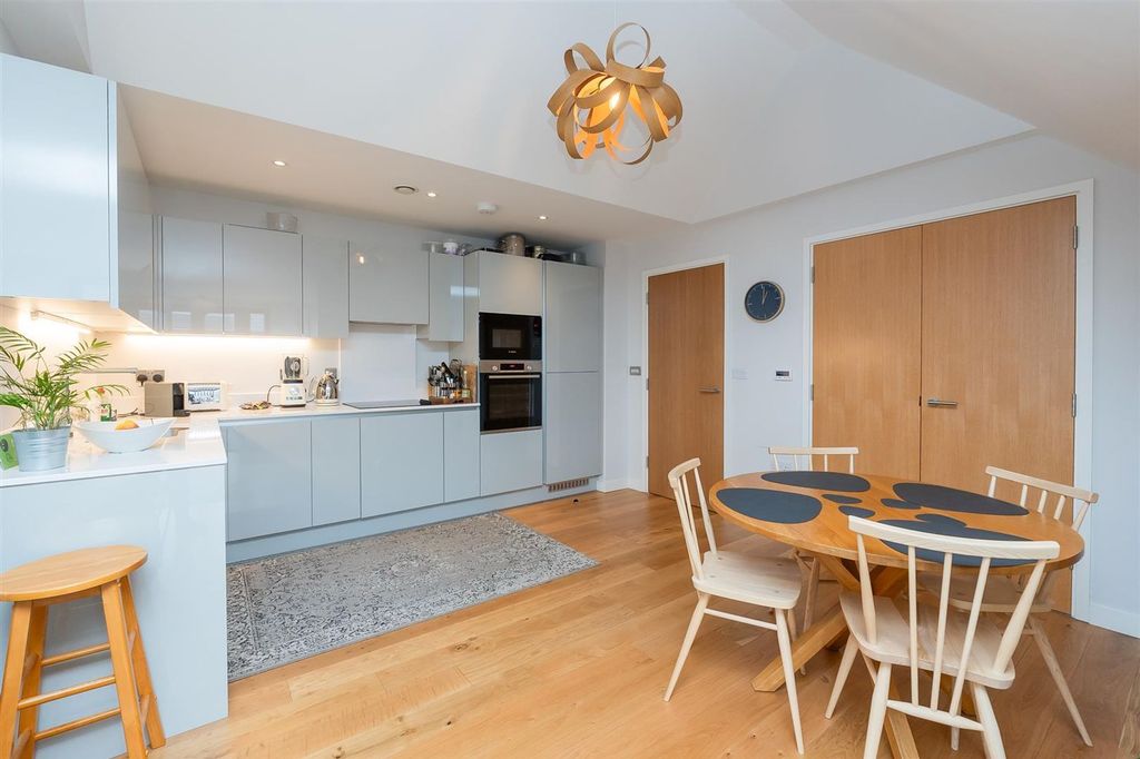 Property photo 2 of 17 30-Hope-Quay-Bs1-28.Jpg