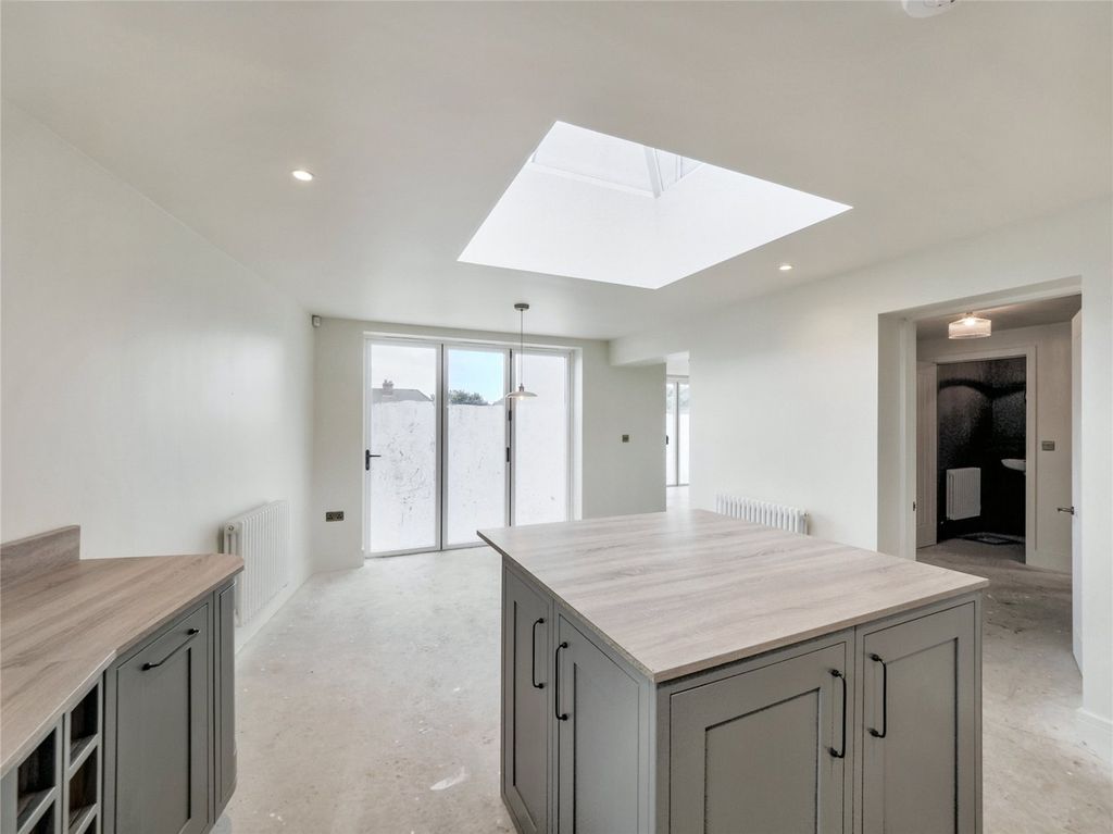Property photo 3 of 14 Kitchen