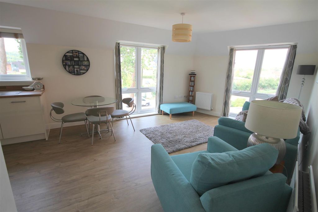 Property photo 2 of 17 Mr Living Area A.Jpg