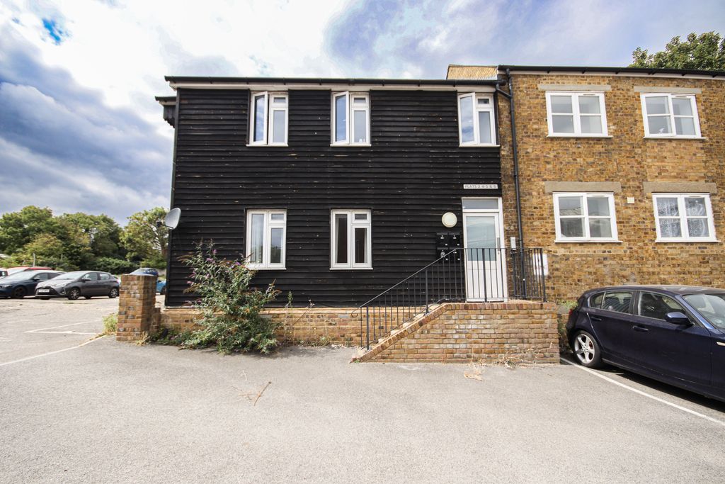 Property photo 1 of 8 2-Bedroom Ground Floor Flat Â€“ Central Location With Parking!