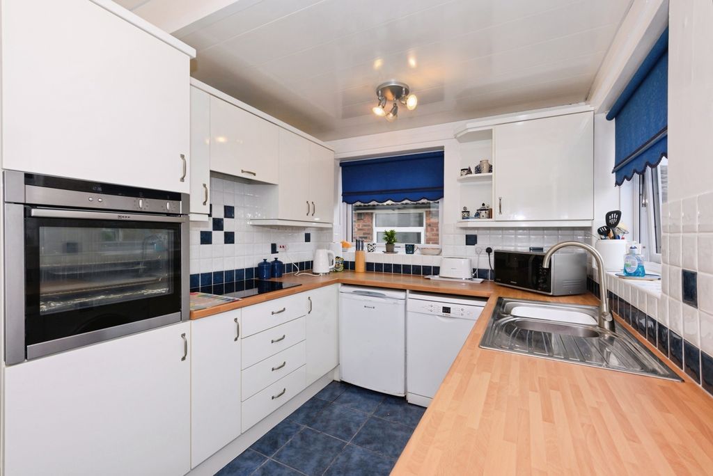 Property photo 3 of 10 Kitchen