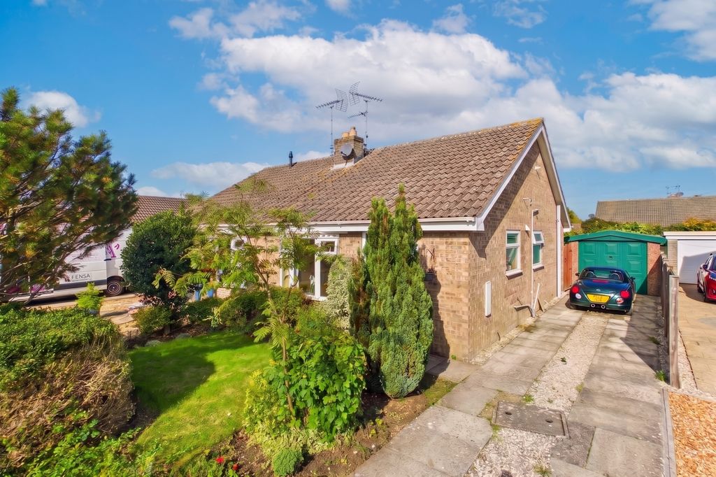 Property photo 1 of 13 Darley Close - Front