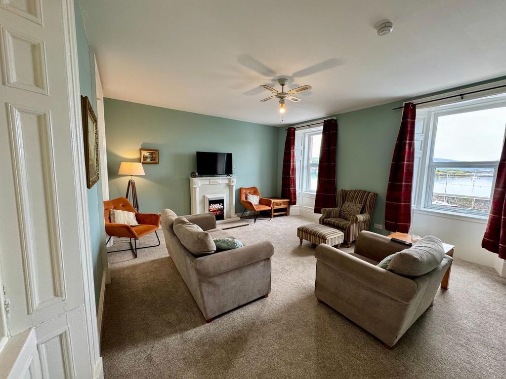 Property photo 3 of 33 Lounge