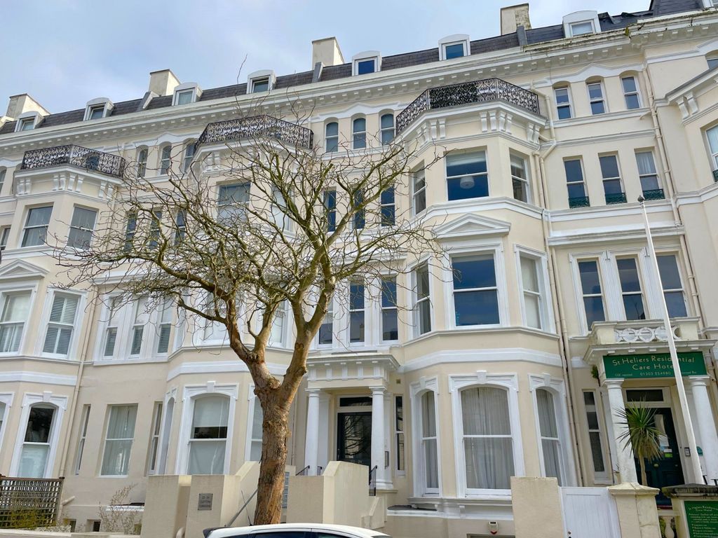 Property photo 2 of 10 Clifton Gardens