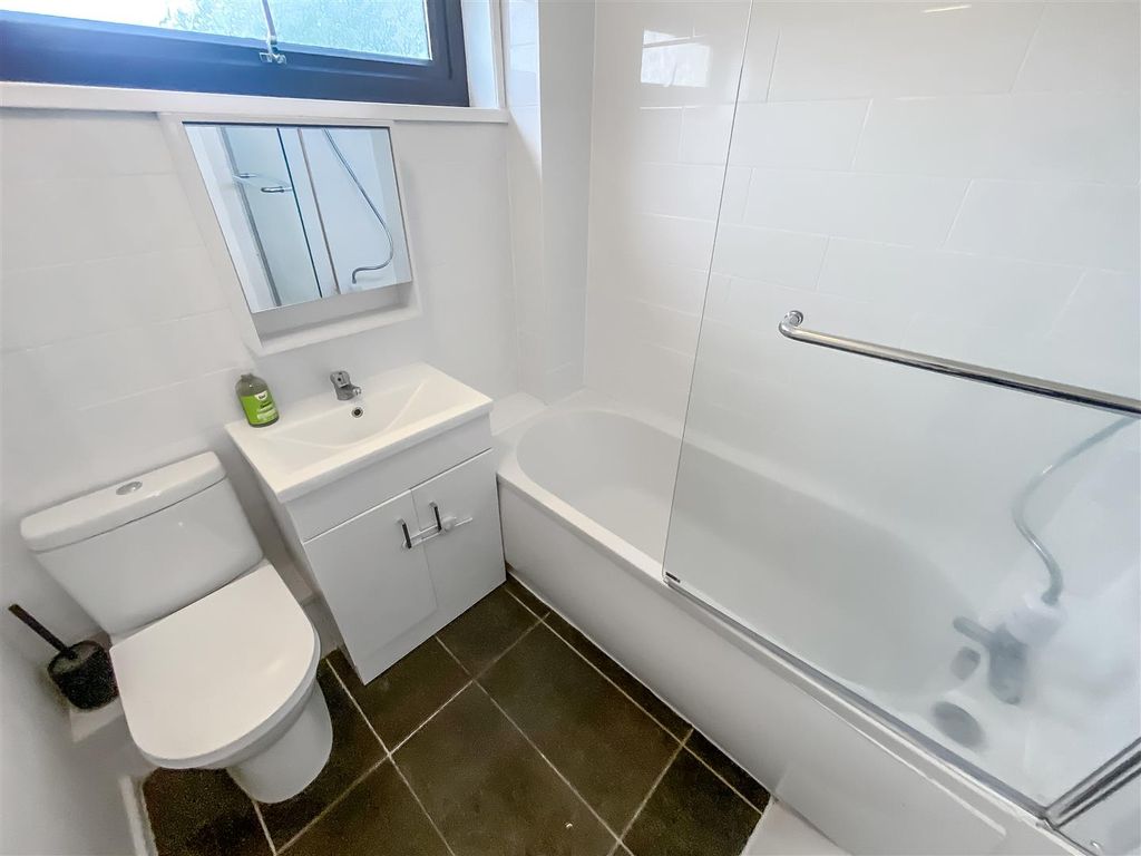 Property photo 3 of 10 Bathroom/WC