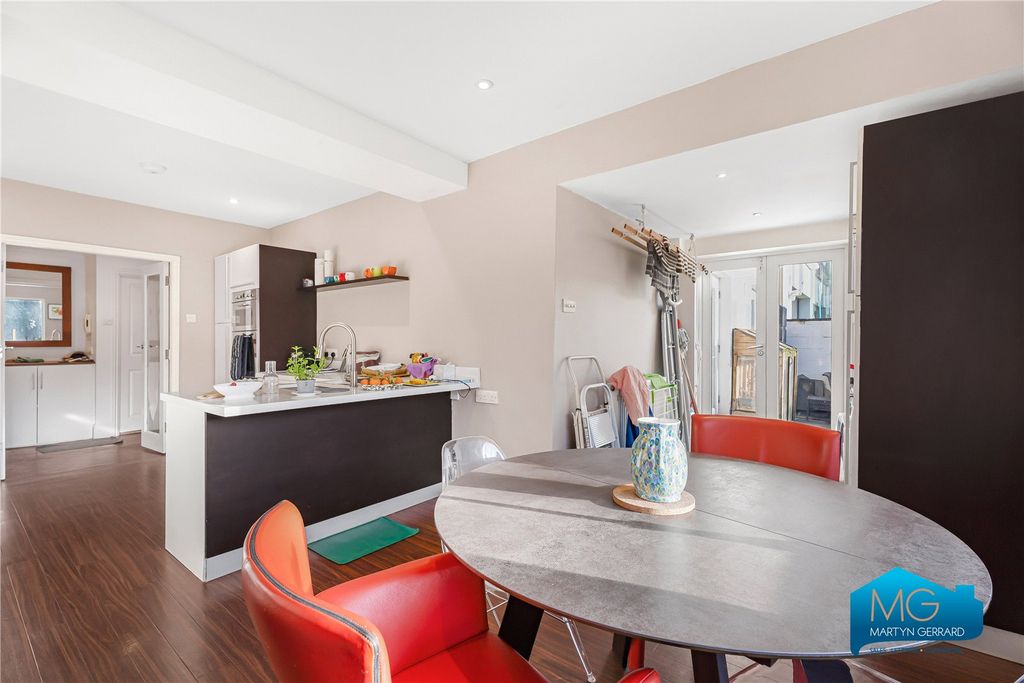 Property photo 2 of 25 Picture No. 11