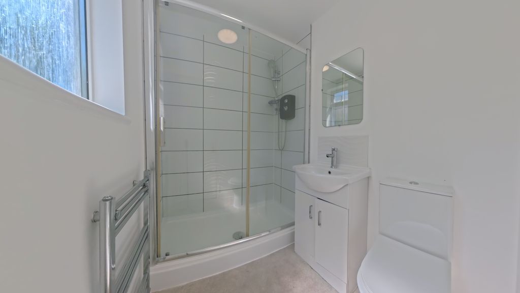 Property photo 3 of 9 Bathroom