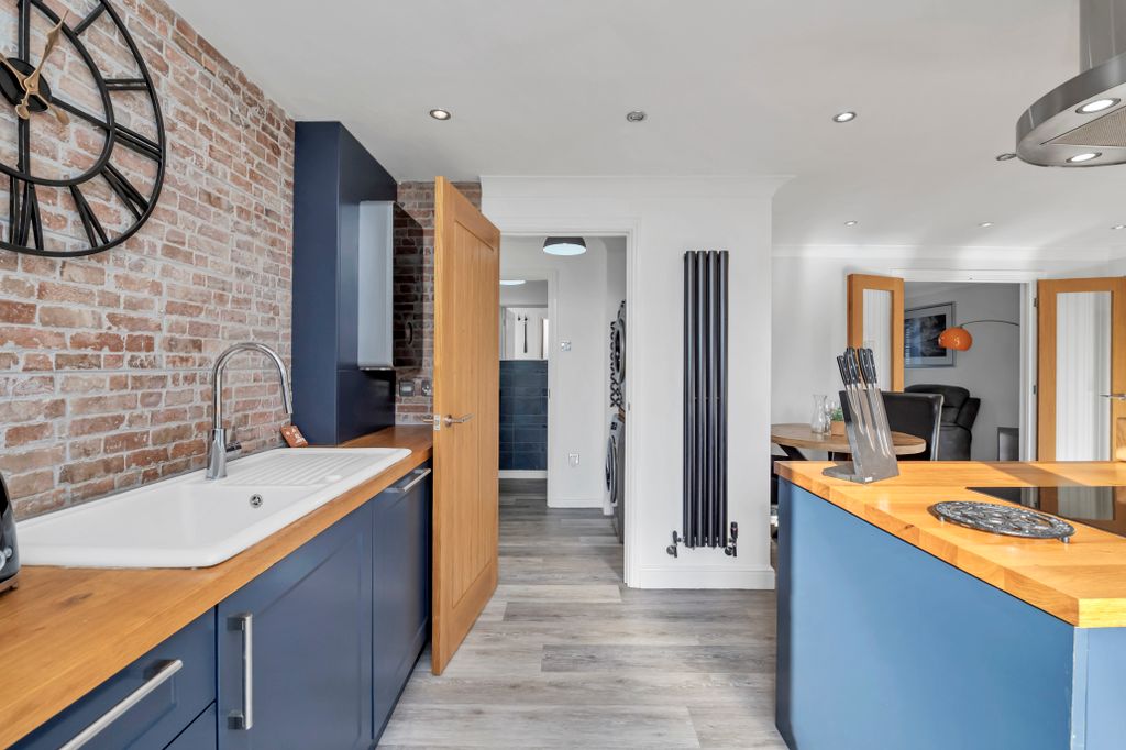 Property photo 2 of 25