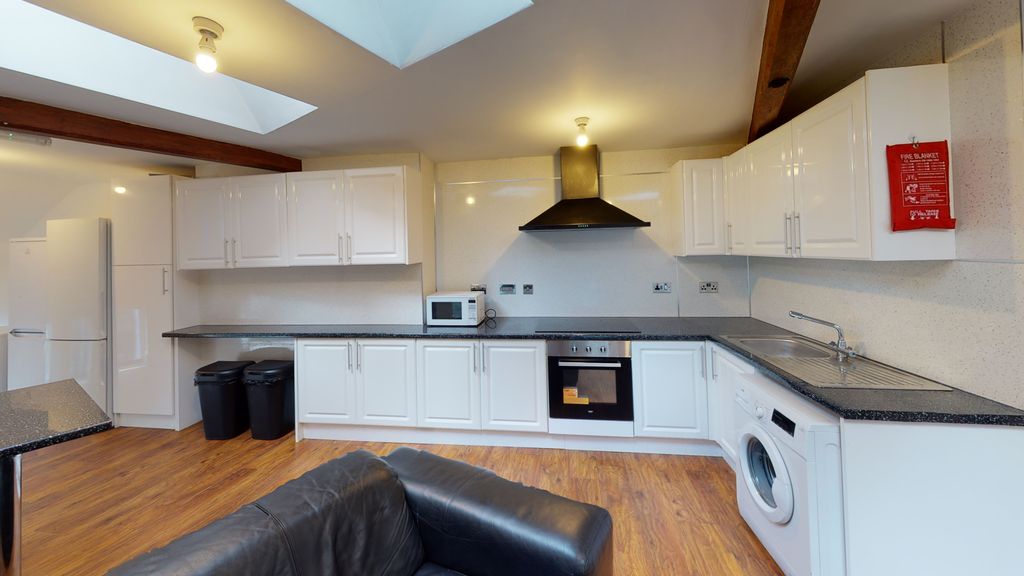 Property photo 2 of 7 Kitchen