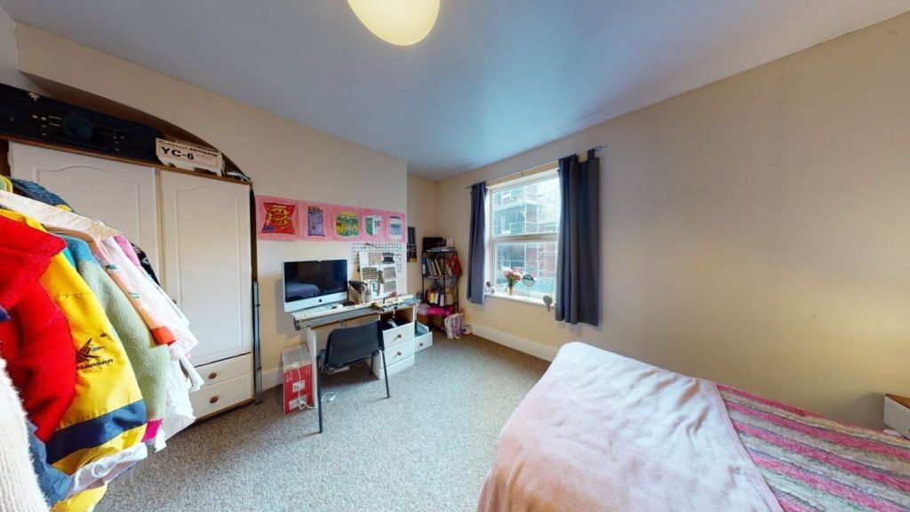 Property photo 2 of 8 A Cozy Single Bedroom With A Comfortable Bed By Th...