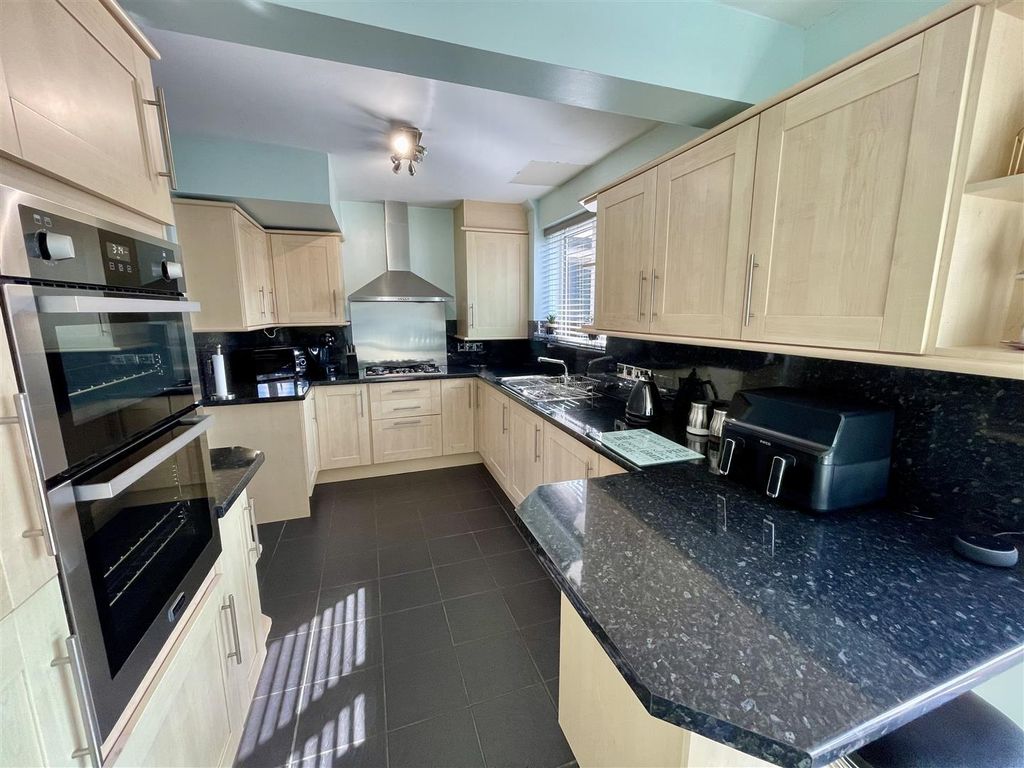 Property photo 3 of 16 Kitchen/Dining Room