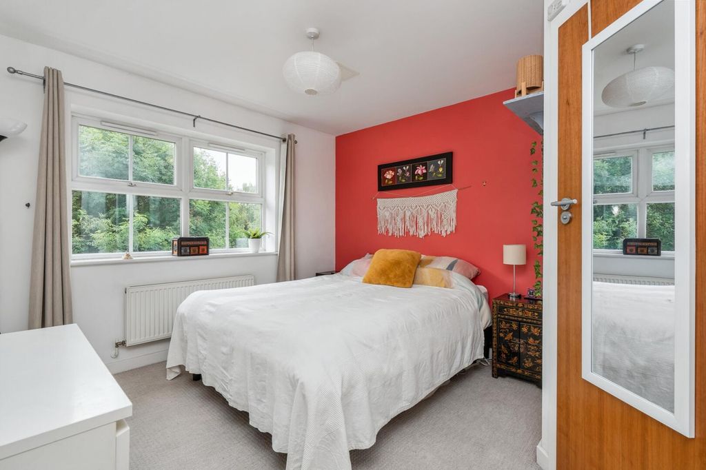 Property photo 2 of 18 Bedroom