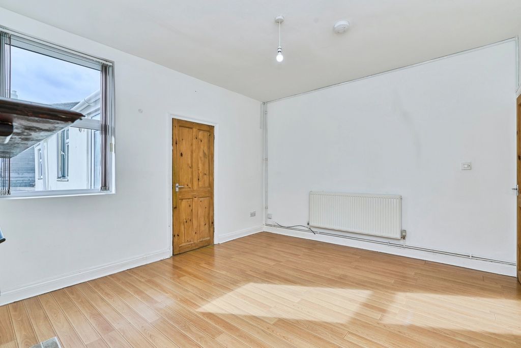 Property photo 3 of 21 Pbox-Img.Jpg