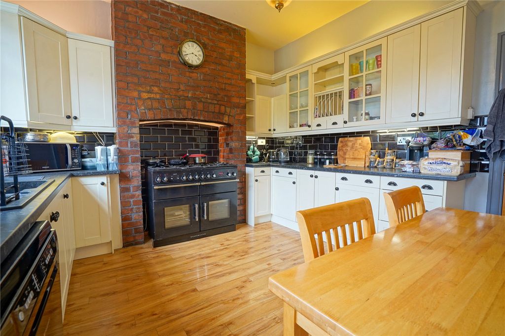 Property photo 2 of 24 Picture No. 12