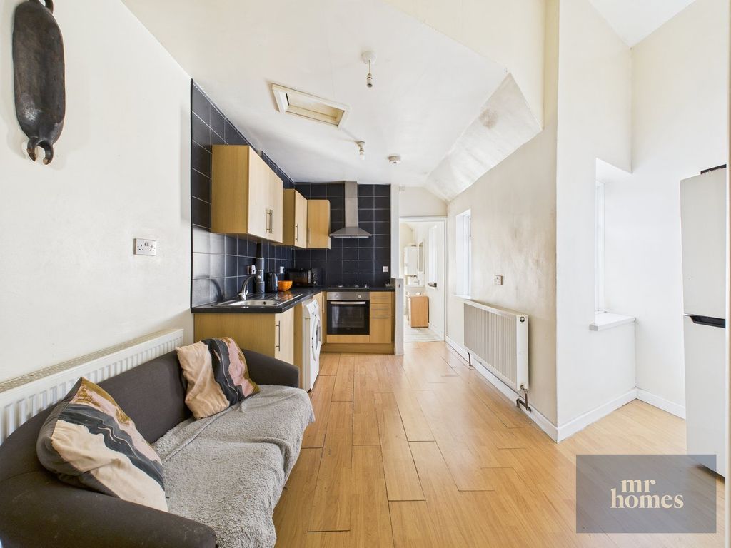 Property photo 2 of 27 1st Floor Flat