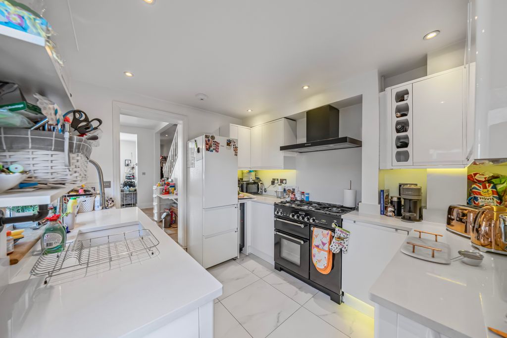 Property photo 3 of 19 Kitchen