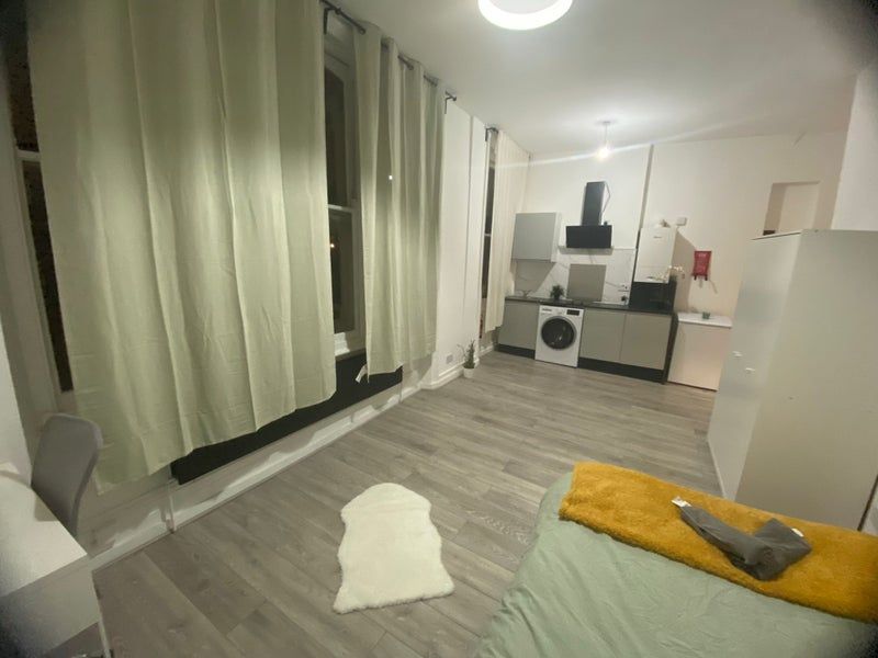 Property photo 2 of 3 Studio 4 - £1250 Available From 17/11/2025